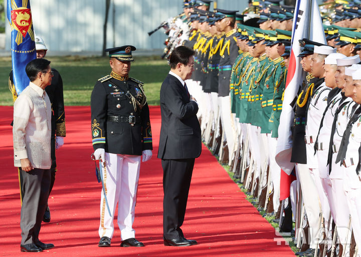 [마닐라=뉴시스] 최동준 기자 = 필리핀을 국빈 방문 중인 이재명 대통령이 3일(현지 시간) 마닐라 말라카냥 궁에서 열린 공식 환영식에서 페르디난드 마르코스 주니어 대통령과 의장대를 사열하며 태극기에 예를 표하고 있다. 2026.03.03. photocdj@newsis.com