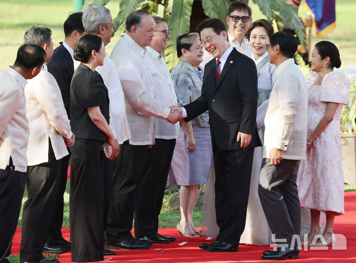 [마닐라=뉴시스] 최동준 기자 = 필리핀을 국빈 방문 중인 이재명 대통령이 3일(현지 시간) 마닐라 말라카냥 궁에서 열린 공식 환영식에서 필리핀 측 수행원과 인사하고 있다. 2026.03.03. photocdj@newsis.com
