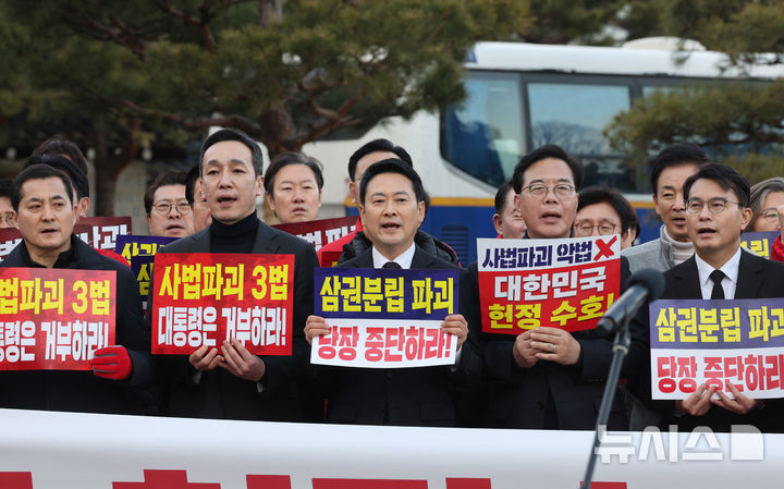 [서울=뉴시스] 배훈식 기자 = 장동혁(왼쪽 세번째) 국민의힘 대표가 3일 오후 서울 종로구 청와대 사랑채 앞에서 열린 사법독립 헌정수호 국민 기자회견에서 구호를 외치고 있다. 왼쪽부터 박대출 의원, 김민수 최고위원, 장 대표, 송언석 원내대표, 윤상현 의원. 2026.03.03. dahora83@newsis.com