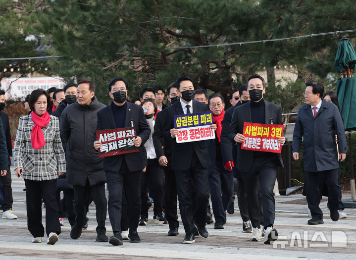 [서울=뉴시스] 배훈식 기자 = 장동혁(앞줄 왼쪽 두번째) 국민의힘 대표를 비롯한 소속 의원, 당협위원장들이 3일 오후 서울 종로구 청와대 사랑채 앞으로 자유민주헌정 수호 국민대장정 도보투쟁을 하고 있다. 2026.03.03. dahora83@newsis.com