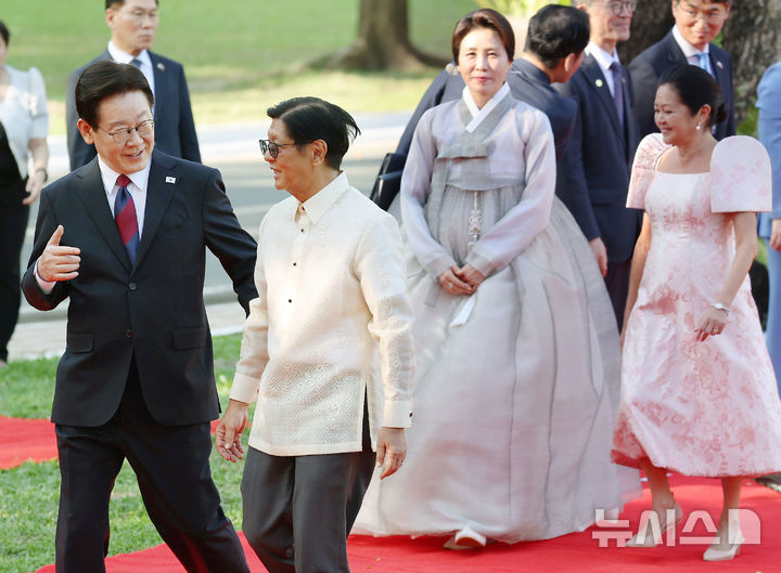 [마닐라=뉴시스] 최동준 기자 = 필리핀을 국빈 방문 중인 이재명 대통령과 김혜경 여사가 3일(현지 시간) 마닐라 말라카냥 궁에서 열린 공식 환영식에서 페르디난드 마르코스 주니어 대통령, 부인 루이즈 아라네타 마르코스 여사와 대화하며 이동하고 있다. 2026.03.03. photocdj@newsis.com
