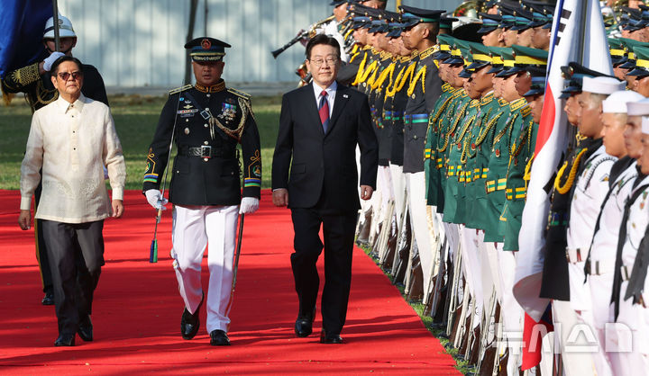 [마닐라=뉴시스] 최동준 기자 = 필리핀을 국빈 방문 중인 이재명 대통령이 3일(현지 시간) 마닐라 말라카냥 궁에서 열린 공식 환영식에서 페르디난드 마르코스 주니어 대통령과 의장대를 사열하고 있다. 2026.03.03. photocdj@newsis.com