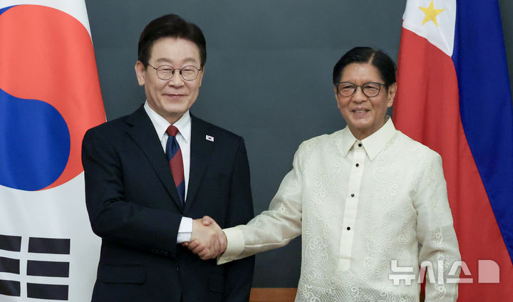 [마닐라=뉴시스] 최동준 기자 = 필리핀을 국빈 방문 중인 이재명 대통령이 3일(현지 시간) 마닐라 말라카냥 궁에서 페르디난드 로무알데즈 마르코스 주니어 대통령과 한-필리핀 확대 정상회담 기념촬영을 하고 있다. 2026.03.03. photocdj@newsis.com