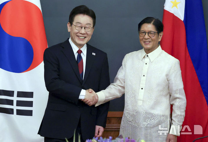 [마닐라=뉴시스] 최동준 기자 = 필리핀을 국빈 방문 중인 이재명 대통령이 3일(현지 시간) 마닐라 말라카냥 궁에서 페르디난드 로무알데즈 마르코스 주니어 대통령과 한-필리핀 확대 정상회담 기념촬영을 하고 있다. 2026.03.03. photocdj@newsis.com