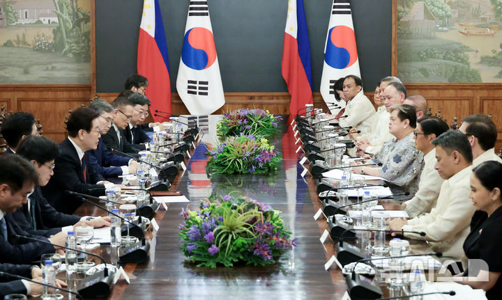 [마닐라=뉴시스] 최동준 기자 = 필리핀을 국빈 방문 중인 이재명 대통령이 3일(현지 시간) 마닐라 말라카냥 궁에서 페르디난드 로무알데즈 마르코스 주니어 대통령과 한-필리핀 확대 정상회담을 하고 있다. 2026.03.03. photocdj@newsis.com
