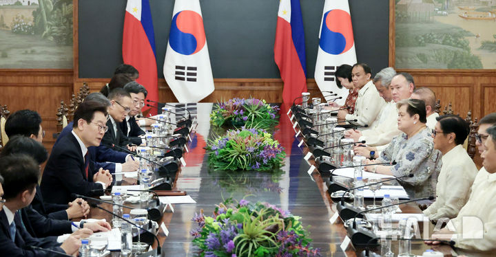 [마닐라=뉴시스] 최동준 기자 = 필리핀을 국빈 방문 중인 이재명 대통령이 3일(현지 시간) 마닐라 말라카냥 궁에서 페르디난드 로무알데즈 마르코스 주니어 대통령과 한-필리핀 확대 정상회담을 하고 있다. 2026.03.03. photocdj@newsis.com
