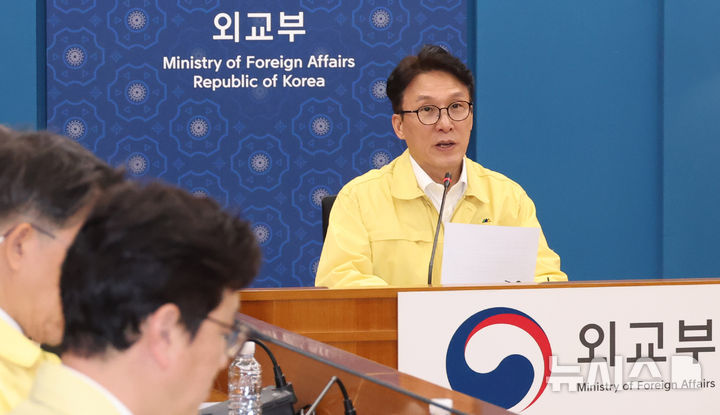 [서울=뉴시스] 추상철 기자 = 김민석 국무총리가 3일 오후 서울 종로구 외교부청사에서 열린 중동상황 관련 재외공관장 회의를 주재하고 있다. 2026.03.03. scchoo@newsis.com