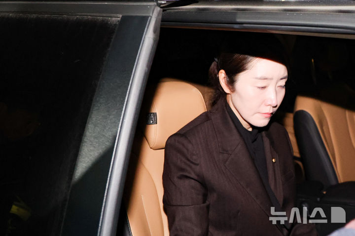 [서울=뉴시스] 황준선 기자 = 공천 헌금 1억 원을 수수한 혐의를 받는 강선우 무소속 의원이 3일 오후 서울 서초구 서울중앙지방법원에서 열린 구속 전 피의자 심문(영장실질심사)를 마친 뒤 법원을 나서고 있다. 2026.03.03. hwang@newsis.com