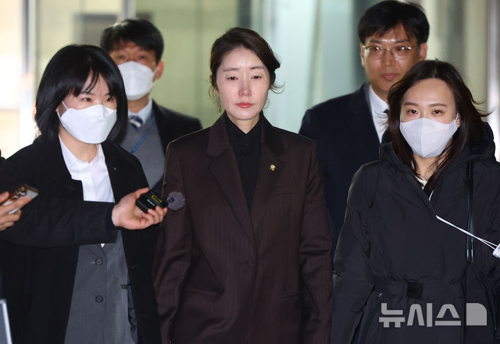 [서울=뉴시스] 황준선 기자 = 공천 헌금 1억 원을 수수한 혐의를 받는 강선우 무소속 의원이 3일 오후 서울 서초구 서울중앙지방법원에서 열린 구속 전 피의자 심문(영장실질심사)를 마친 뒤 법원을 나서고 있다. 2026.03.03. hwang@newsis.com