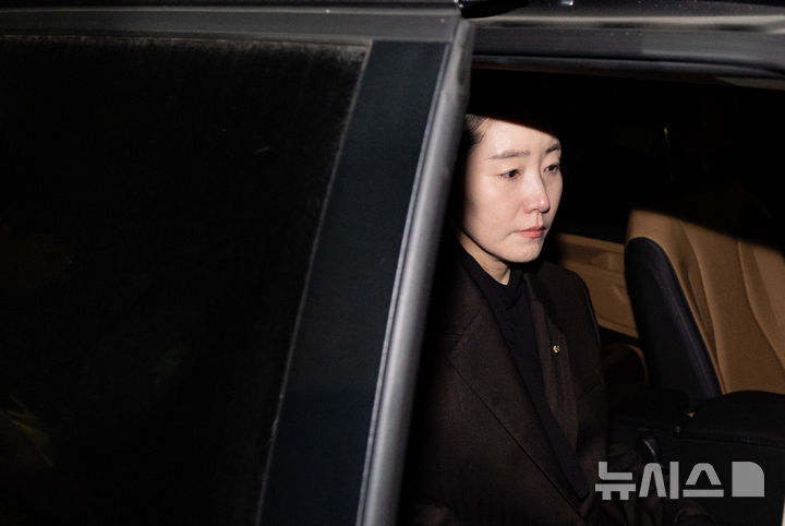 [서울=뉴시스] 황준선 기자 = 공천 헌금 1억 원을 수수한 혐의를 받는 강선우 무소속 의원이 3일 오후 서울 서초구 서울중앙지방법원에서 열린 구속 전 피의자 심문(영장실질심사)을 마친 뒤  차량에 탑승하고 있다. 강 의원과 김경 전 서울시의원은 18일 검찰 조사를 받을 예정이다. 2026.03.18. hwang@newsis.com