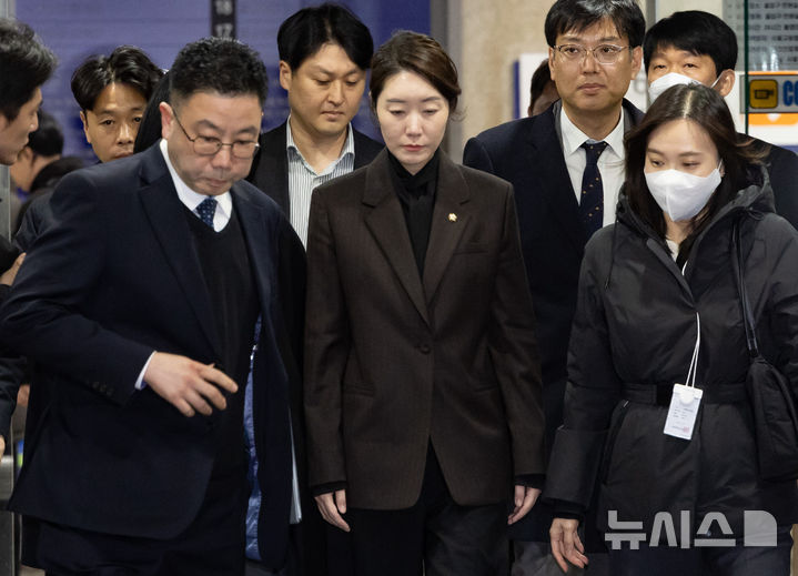 [서울=뉴시스] 황준선 기자 = 공천 헌금 1억 원을 수수한 혐의를 받는 강선우 무소속 의원이 지난 3일 오후 서울 서초구 서울중앙지방법원에서 열린 구속 전 피의자 심문(영장실질심사)를 마친 뒤 법원을 나서고 있다. 2026.03.03. hwang@newsis.com