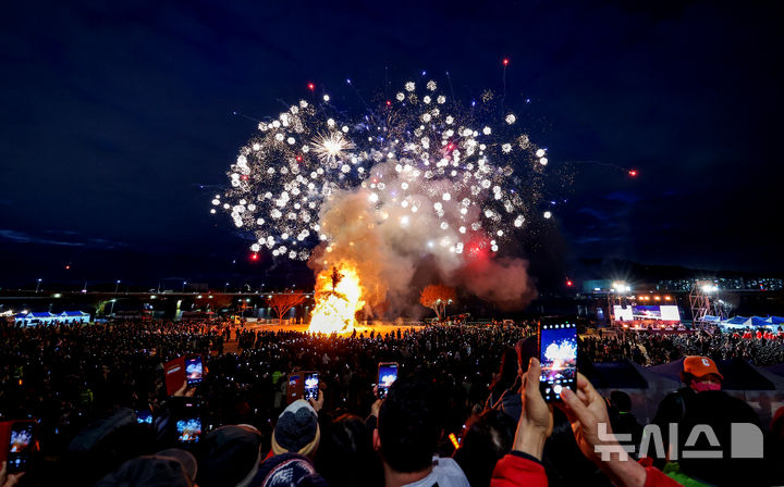 [대구=뉴시스] 이무열 기자 = 정월대보름인 3일 오후 대구 북구 산격야영장에서 열린 ‘2026 금호강 정월대보름 축제’에서 시민들이 활활 타오르는 달집을 바라보고 있다. 2026.03.03. lmy@newsis.com