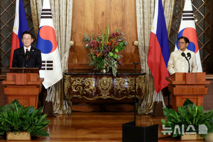 [마닐라=뉴시스] 최동준 기자 = 필리핀을 국빈 방문 중인 이재명 대통령이 3일(현지 시간) 마닐라 말라카냥궁에서 페르디난드 마르코스 주니어 대통령과 한-필리핀 공동 언론발표를 하고 있다. 2026.03.03. photocdj@newsis.com