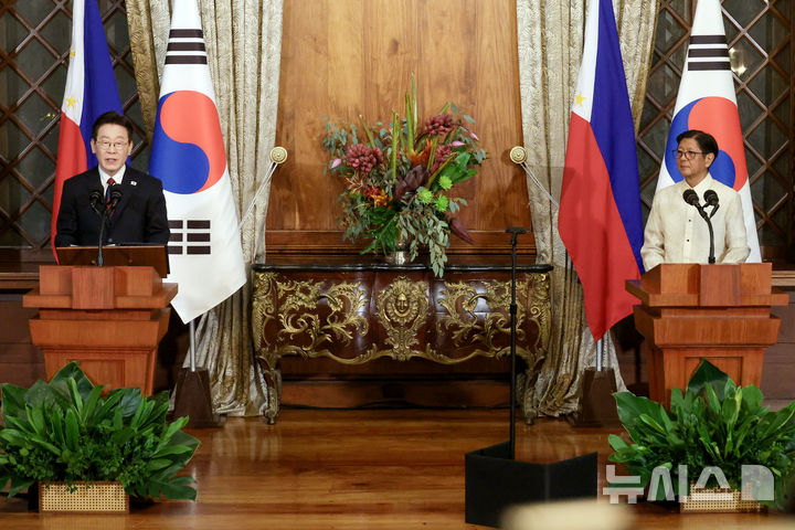 [마닐라=뉴시스] 최동준 기자 = 필리핀을 국빈 방문 중인 이재명 대통령이 3일(현지 시간) 마닐라 말라카냥궁에서 페르디난드 마르코스 주니어 대통령과 한-필리핀 공동 언론발표를 하고 있다. 2026.03.03. photocdj@newsis.com