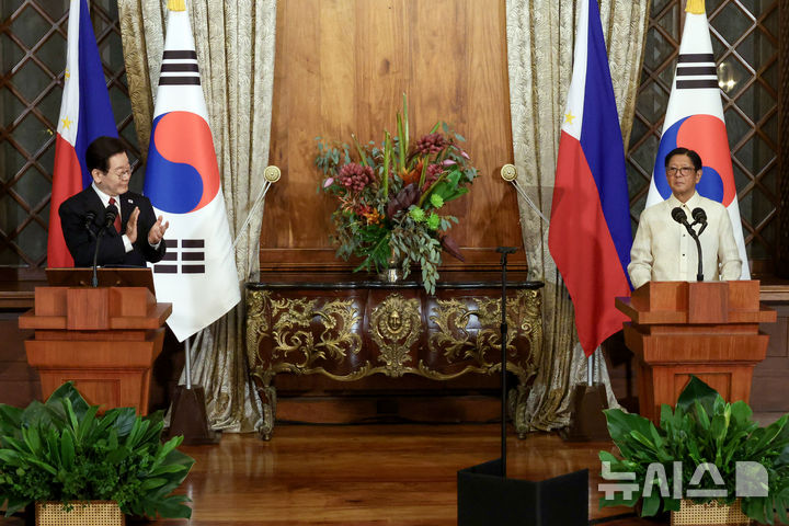 [마닐라=뉴시스] 최동준 기자 = 필리핀을 국빈 방문 중인 이재명 대통령이 3일(현지 시간) 마닐라 말라카냥궁에서 페르디난드 마르코스 주니어 대통령과 한-필리핀 공동 언론발표를 하며 박수를 치고 있다. 2026.03.03. photocdj@newsis.com