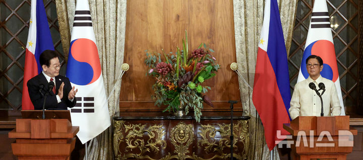 [마닐라=뉴시스] 최동준 기자 = 필리핀을 국빈 방문 중인 이재명 대통령이 3일(현지 시간) 마닐라 말라카냥궁에서 페르디난드 마르코스 주니어 대통령과 한-필리핀 공동 언론발표를 하며 박수를 치고 있다. 2026.03.03. photocdj@newsis.com