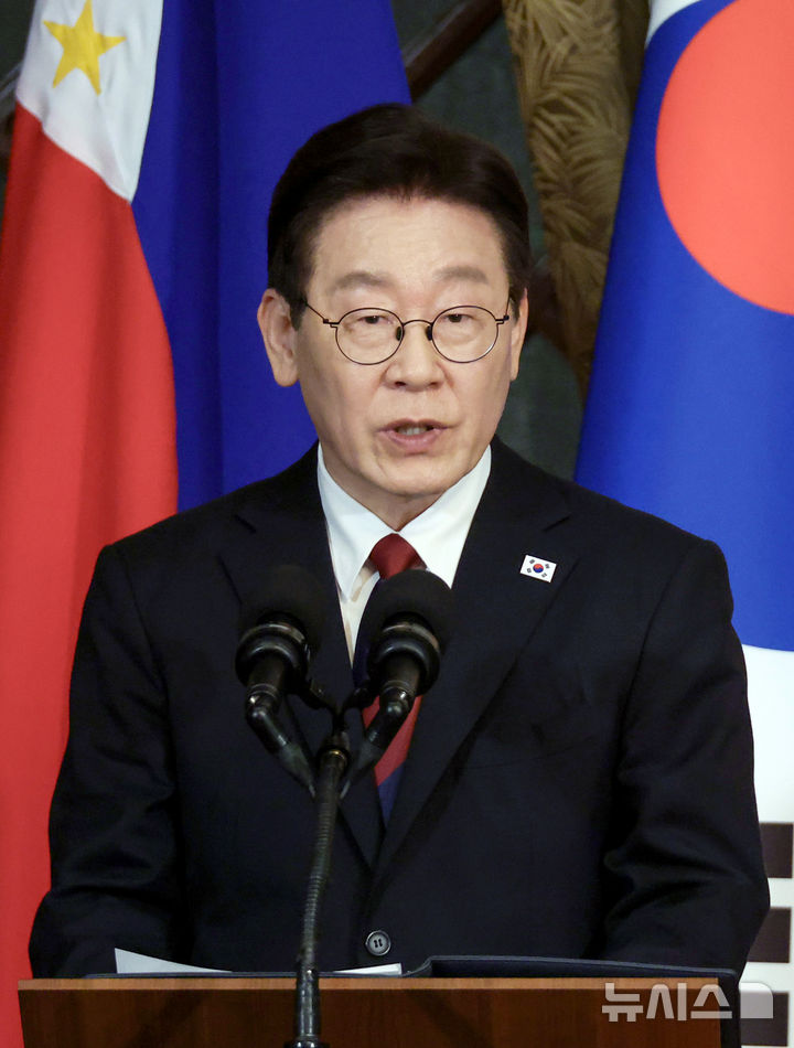 [마닐라=뉴시스] 최동준 기자 = 필리핀을 국빈 방문 중인 이재명 대통령이 3일(현지 시간) 마닐라 말라카냥궁에서 페르디난드 마르코스 주니어 대통령과 한-필리핀 공동 언론발표를 하고 있다. 2026.03.03. photocdj@newsis.com