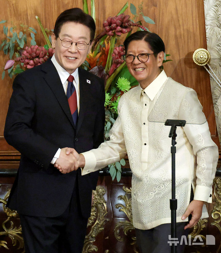 [마닐라=뉴시스] 최동준 기자 = 필리핀을 국빈 방문 중인 이재명 대통령이 3일(현지 시간) 마닐라 말라카냥궁에서 페르디난드 마르코스 주니어 대통령과 한-필리핀 공동 언론발표를 마친 뒤 악수하고 있다. 2026.03.03. photocdj@newsis.com