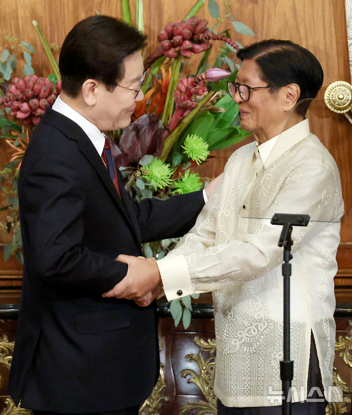 [마닐라=뉴시스] 최동준 기자 = 필리핀을 국빈 방문 중인 이재명 대통령이 3일(현지 시간) 마닐라 말라카냥궁에서 페르디난드 마르코스 주니어 대통령과 한-필리핀 공동 언론발표를 마친 뒤 인사하고 있다. 2026.03.03. photocdj@newsis.com