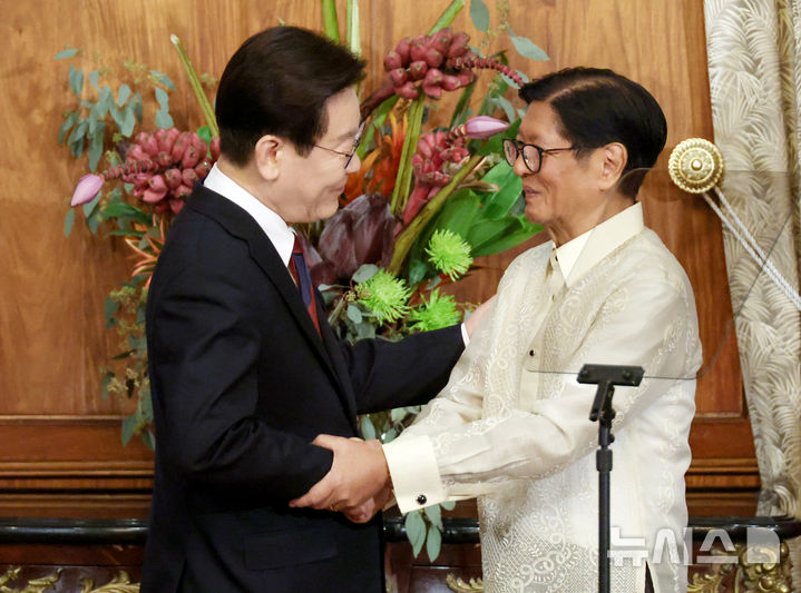 [마닐라=뉴시스] 최동준 기자 = 필리핀을 국빈 방문 중인 이재명 대통령이 3일(현지 시간) 마닐라 말라카냥궁에서 페르디난드 마르코스 주니어 대통령과 한-필리핀 공동 언론발표를 마친 뒤 인사하고 있다. 2026.03.03. photocdj@newsis.com