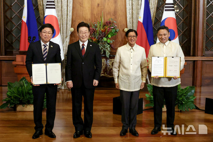 [마닐라=뉴시스] 최동준 기자 = 최교진 교육부 장관과 후안 에드가르도 앙가라 필리핀 교육부 장관이 3일(현지 시간) 필리핀 마닐라 말라카냥궁에서 이재명 대통령과 페르디난드 마르코스 주니어 대통령이 임석한 가운데 필리핀 학교 내 외국어 특별 프로그램 협력에 관한 양해각서를 체결한 뒤 기념촬영을 하고 있다. 2026.03.03. photocdj@newsis.com