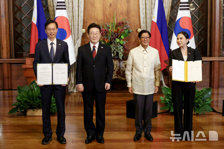 [마닐라=뉴시스] 최동준 기자 = 김용선 지식재산처장과 크리스티나 알데게르 로케 필리핀 통상산업부 장관이 3일(현지 시간) 필리핀 마닐라 말라카냥궁에서 이재명 대통령과 페르디난드 마르코스 주니어 대통령이 임석한 가운데 지식재산 분야에서의 심화 협력에 관한 개정 양해각서를 체결한 뒤 기념촬영을 하고 있다. 2026.03.03. photocdj@newsis.com