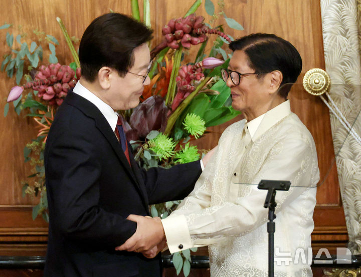 [마닐라=뉴시스] 최동준 기자 = 필리핀을 국빈 방문 중인 이재명 대통령이 3일(현지 시간) 마닐라 말라카냥궁에서 페르디난드 마르코스 주니어 대통령과 한-필리핀 공동 언론발표를 마친 뒤 인사하고 있다. 2026.03.03. photocdj@newsis.com