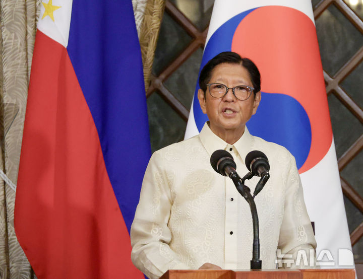 [마닐라=뉴시스] 최동준 기자 = 미국과 이스라엘의 대(對)이란 군사작전으로 촉발된 전쟁이 장기화되고 있는 가운데 아세안(ASEAN·동남아시아국가연합) 정상회의가 예정대로 5월 필리핀에서 열릴 것이라고 올해 의장국 필리핀은 밝혔다. 사진은 필리핀 페르디난드 마르코스 주니어 대통령이 지난 3일 마닐라 말라카냥궁에서 이재명 대통령과 한-필리핀 공동 언론발표를 하고 있는 모습. 2026.03.28. photocdj@newsis.com