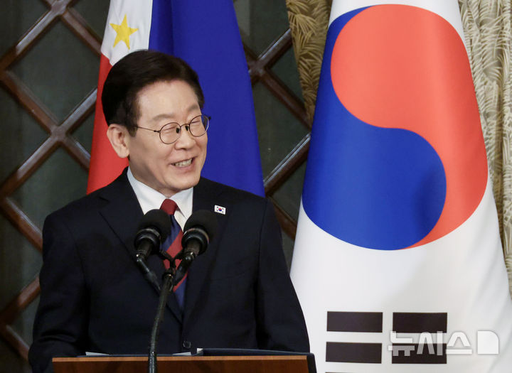 [마닐라=뉴시스] 최동준 기자 = 필리핀을 국빈 방문 중인 이재명 대통령이 3일(현지 시간) 마닐라 말라카냥궁에서 페르디난드 마르코스 주니어 대통령과 한-필리핀 공동 언론발표를 하고 있다. 2026.03.03. photocdj@newsis.com