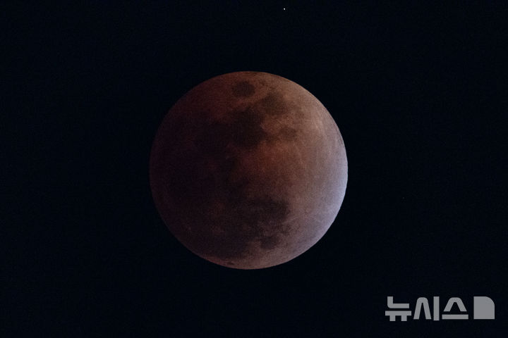 [서울=뉴시스] 권창회 기자 = 정월대보름인 3일 오후 서울 용산구 남산에서 바라본 달이 개기월식이 진행되고 있다. 2026.03.03. kch0523@newsis.com
