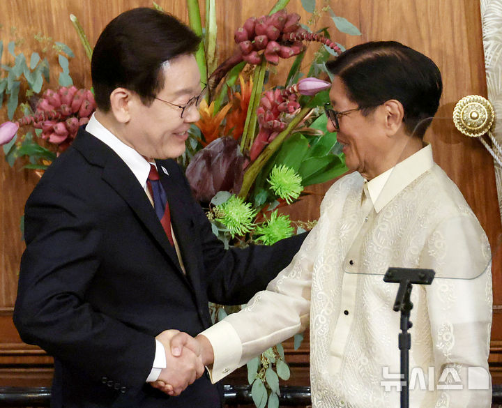 [마닐라=뉴시스] 최동준 기자 = 필리핀을 국빈 방문 중인 이재명 대통령이 3일(현지 시간) 마닐라 말라카냥궁에서 페르디난드 마르코스 주니어 대통령과 한-필리핀 공동 언론발표를 마친 뒤 악수하고 있다. 2026.03.03. photocdj@newsis.com