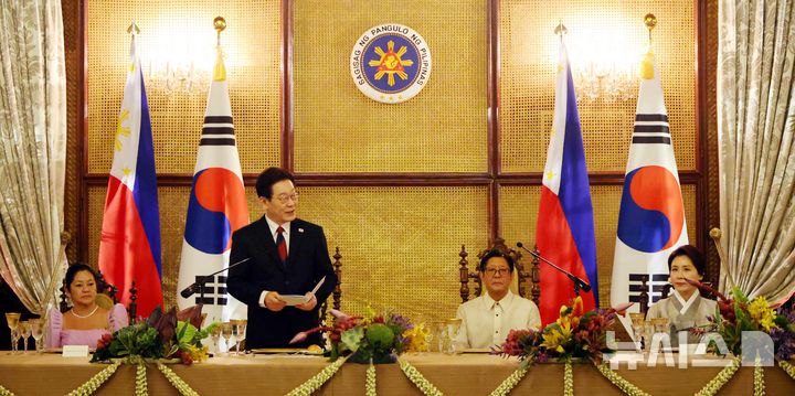 [마닐라=뉴시스] 최동준 기자 = 필리핀을 국빈 방문 중인 이재명 대통령이 3일(현지 시간) 마닐라 말라카냥궁에서 열린 페르디난드 마르코스 주니어 대통령과 국빈 만찬에서 인사말을 하고 있다. 2026.03.03. photocdj@newsis.com