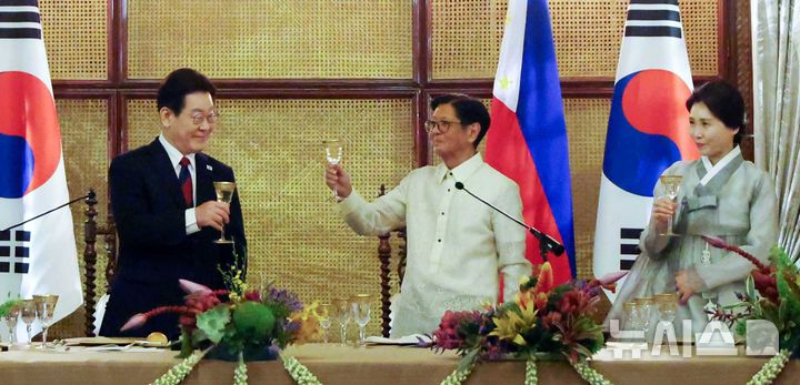 [마닐라=뉴시스] 최동준 기자 = 필리핀을 국빈 방문 중인 이재명 대통령과 김혜경 여사가 3일(현지 시간) 마닐라 말라카냥궁에서 열린 국빈 만찬에서 페르디난드 마르코스 주니어 대통령과 건배를 하고 있다. 2026.03.03. photocdj@newsis.com