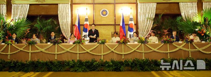 [마닐라=뉴시스] 최동준 기자 = 필리핀을 국빈 방문 중인 이재명 대통령이 3일(현지 시간) 마닐라 말라카냥궁에서 열린 페르디난드 마르코스 주니어 대통령과 국빈 만찬에서 인사말을 하고 있다. 2026.03.03. photocdj@newsis.com