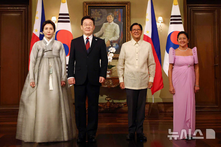 [마닐라=뉴시스] 최동준 기자 = 필리핀을 국빈 방문 중인 이재명 대통령과 김혜경 여사가 3일(현지 시간) 마닐라 말라카냥궁에서 열린 국빈 만찬에 앞서 페르디난드 마르코스 주니어 대통령, 부인 루이즈 아라네타 마르코스 여사와 기념촬영을 하고 있다. 2026.03.03. photocdj@newsis.com