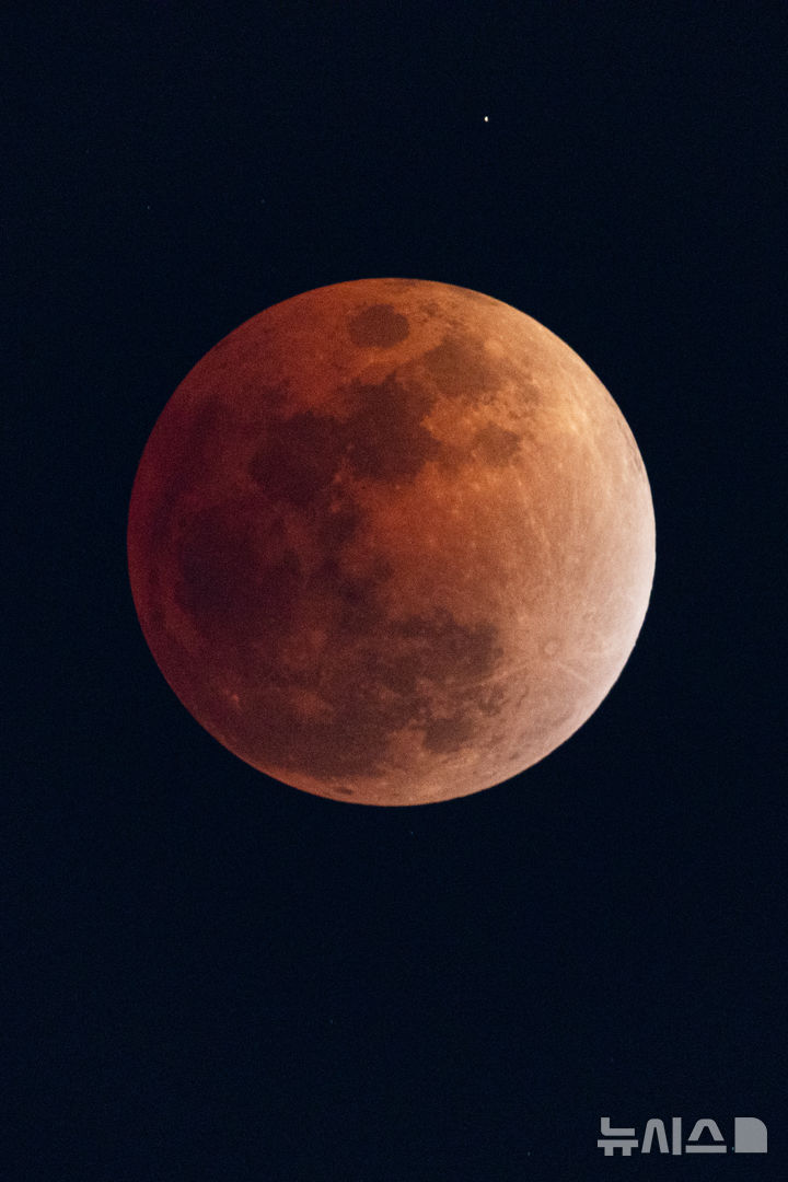 [서울=뉴시스] 권창회 기자 = 정월대보름인 3일 오후 서울 용산구 남산에서 바라본 달이 개기월식이 진행되고 있다. 2026.03.03. kch0523@newsis.com