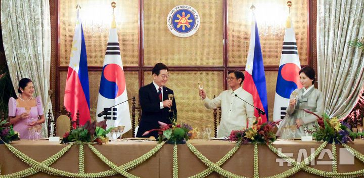 [마닐라=뉴시스] 최동준 기자 = 필리핀을 국빈 방문 중인 이재명 대통령과 김혜경 여사가 3일(현지 시간) 마닐라 말라카냥궁에서 열린 국빈 만찬에서 페르디난드 마르코스 주니어 대통령, 부인 루이즈 아라네타 마르코스 여사와 건배를 하고 있다. 2026.03.03. photocdj@newsis.com