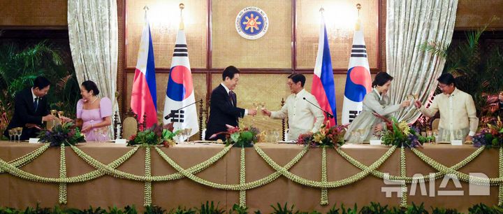 [마닐라=뉴시스] 최동준 기자 = 필리핀을 국빈 방문 중인 이재명 대통령과 김혜경 여사가 3일(현지 시간) 마닐라 말라카냥궁에서 열린 국빈 만찬에서 페르디난드 마르코스 주니어 대통령, 부인 루이즈 아라네타 마르코스 여사 등 참석자들과 건배를 하고 있다. 2026.03.03. photocdj@newsis.com