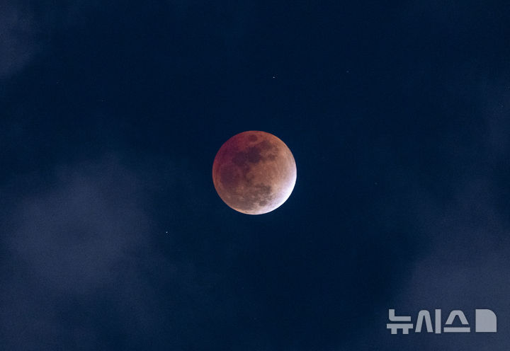 [서울=뉴시스] 정병혁 기자 = 정월대보름인 3일 서울 서대문구 하늘에서 개기월식이 진행되고 있다. 2026.03.03. jhope@newsis.com