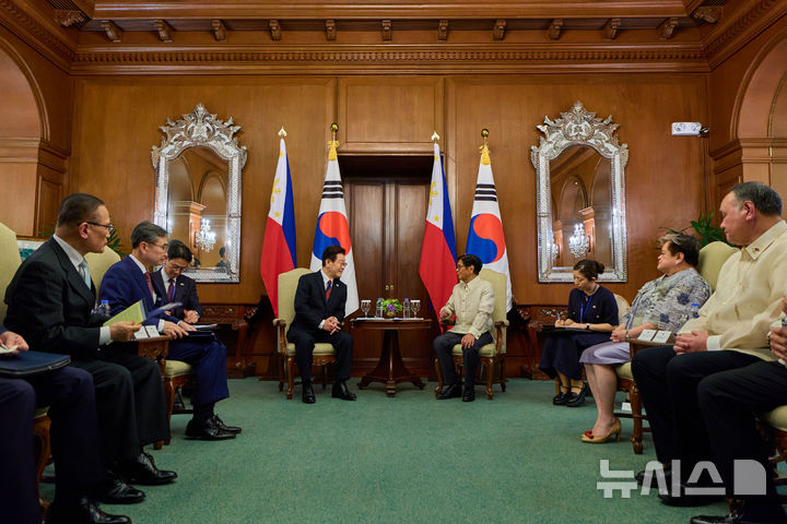 [마닐라=뉴시스] 최동준 기자 = 필리핀을 국빈 방문 중인 이재명 대통령이 3일(현지 시간) 마닐라 말라카냥궁에서 페르디난드 로무알데즈 마르코스 주니어 대통령과 한-필리핀 소인수 정상회담을 하고 있다. (공동취재) 2026.03.03. photocdj@newsis.com