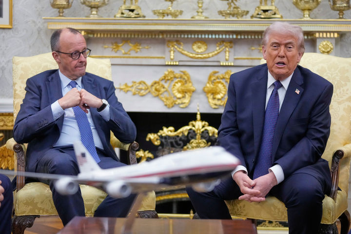 [워싱턴=AP/뉴시스]도널드 트럼프 미국 대통령이 3일(현지 시간) 백악관 집무실에서 프리드리히 메르츠 독일 총리와 양자회담에 앞서 취재진 질문에 답하고 있다. 2026.03.04.