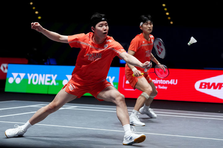 [버밍엄=AP/뉴시스] 김원호(오른쪽)와 서승재가 3일(현지 시간) 영국 버밍엄 유틸리티 아레나에서 열린 2026 세계배드민턴연맹(BWF) 월드 투어(슈퍼 1000) 전영오픈 남자 복식 32강전에서 벤 레인-션 벤디 조(영국)와 경기하고 있다. 2연패를 노리는 김원호-서승재가 세트 스코어 1-0 상황에서 상대 기권으로 승리하고 16강에 올랐다. 2026.03.04.