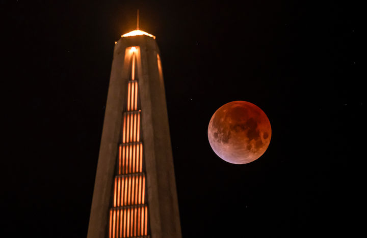[샌프란시스코=AP/뉴시스] 3일(현지 시간) 미 캘리포니아주 샌프란시스코에서 개기월식이 진행되는 가운데 3월 보름달 ‘웜 문'(Worm Moon)이 트랜스아메리카 피라미드 인근 상공에 떠 있다. 2026.03.04.