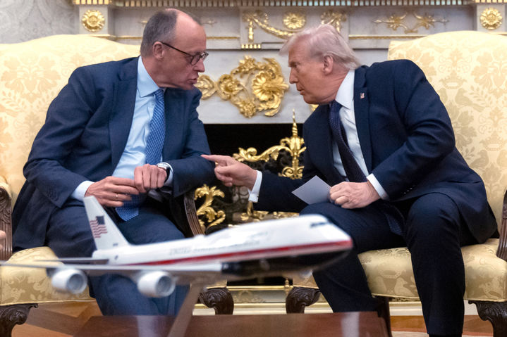 [워싱턴=AP/뉴시스] 도널드 트럼프(오른쪽) 미국 대통령이 3일(현지 시간) 백악관 집무실에서 프리드리히 메르츠 독일 총리와 회담 중 얘기를 나누고 있다. 트럼프 대통령은 이란 전쟁 최악의 시나리오가 무엇이냐는 기자 질문에 "전임자만큼 나쁜 인물이 권력을 잡는 것"이라고 말했다. 2026.03.04.