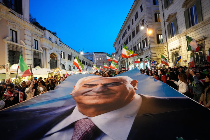 [로마=AP/뉴시스] 지난 3일(현지 시간) 이탈리아 로마에서 이란 연대 시위대가 미국에 망명 중인 이란 마지막 왕세자 레자 팔레비의 모습이 담긴 대형 현수막을 들고 있다. 2026.03.12