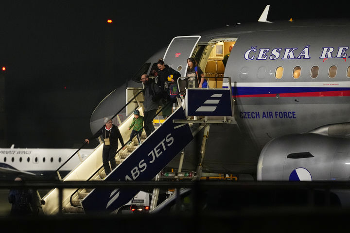 [프라하=AP/뉴시스] 지난 3일(현지 시간) 정부 항공편으로 중동에서 대피한 사람들이 체코 프라하 공항에 도착하고 있다. 각국은 미국·이스라엘과 이란 전쟁으로 정세가 악화된 중동에서 자국민을 대피시키기 위해 총력을 다하고 있다. 2026.03.05.