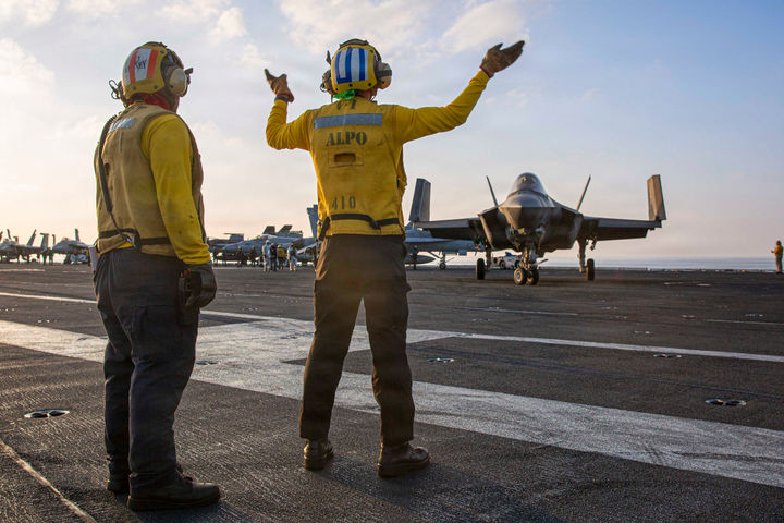 [미 중부사령부=AP/뉴시스] 미 중부사령부가 제공한 사진에 3일(현지 시간) 이란 전쟁 지원 작전 '에픽 퓨리'를 수행 중인 미 해군 항공모함 USS 에이브러햄 링컨(CVN-72) 비행갑판 위에서 미 해군 병사들이 F-35C 라이트닝 II 전투기에 신호를 보내고 있다. 2026.03.04. 