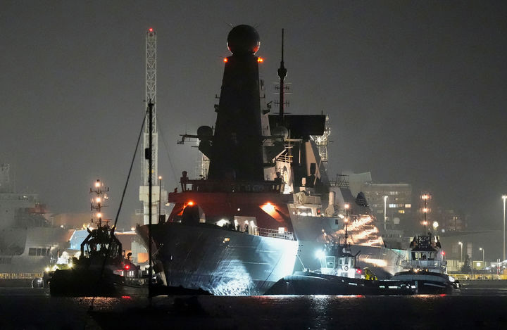 [포츠머스=AP/뉴시스] 이스라엘 언론은 5일(현지 시간) 레바논 헤즈볼라가 동지중해에 있는 영국 군함을 오인 사격했다고 보도했다. 사진은 지난 3일 영국 해군 45형 구축함 HMS 드랜곤함이 키프로스에 주둔 중인 영국군을 지원하기 위해 영국 햄프셔주 포츠머스항에서 출항하기 전 항만 탄약 시설(UHAF)로 이동하고 있는 모습. 2026.04.06. 