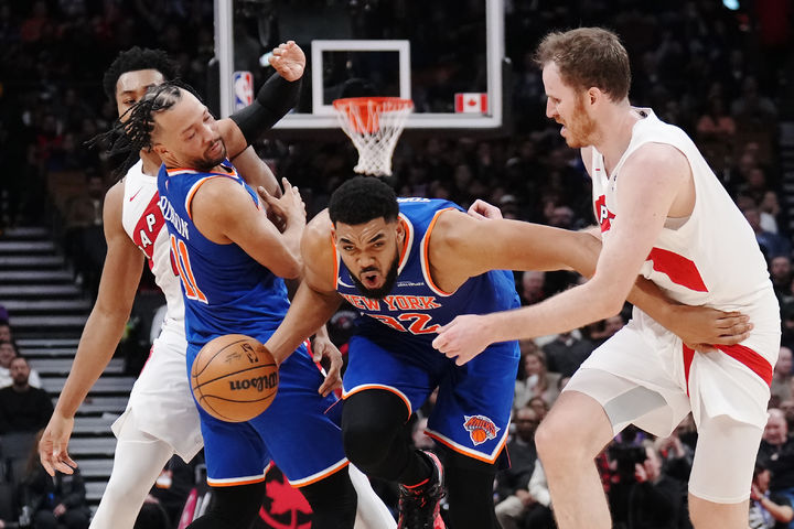 [토론토=AP/뉴시스] 미국프로농구(NBA) 뉴욕 닉스의 칼앤서니 타운스(가운데). 2026.03.03.