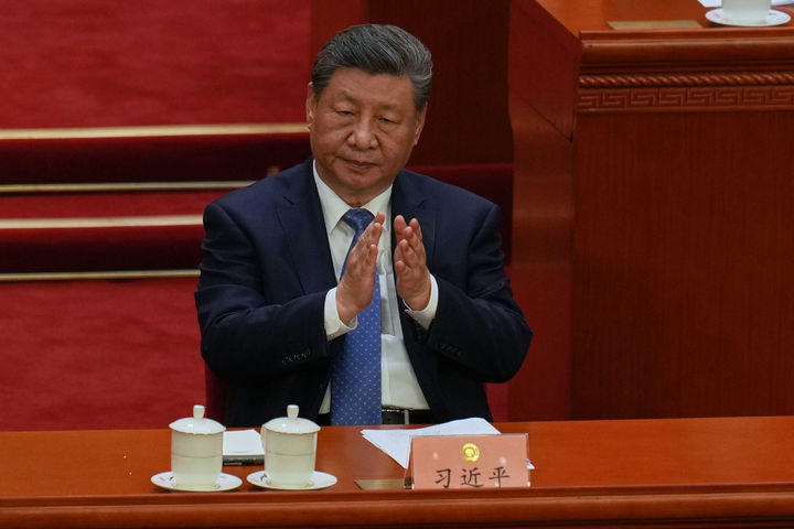 [베이징=AP/뉴시스] 일본 싱크탱크인 사사카와(笹川) 평화재단은 중국이 2035년까지 2000발의 핵탄두를 실전 배치할 수 있는 능력을 보유할 것이라고 지난 25일 발표한 보고서를 통해 밝혔다. 사진은 시진핑 중국 국가 주석이 지난 4일(현지 시간) 베이징 인민대회당에서 열린 중국인민정치협상회의(CPPCC·정협) 개막식에 참석해 박수하고 있는 모습. 2026.03.26